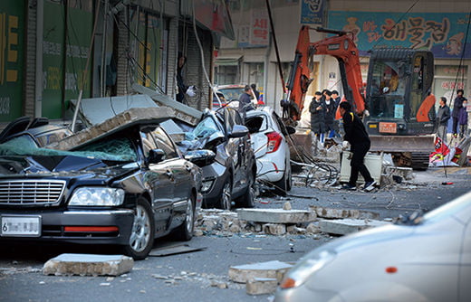 경북 포항시에서 2017년 1월 15일 규모 5.4의 강한 지진이 발생했다. 건물 외벽이 무너져 내려 주차된 차량을 덮쳤다.
