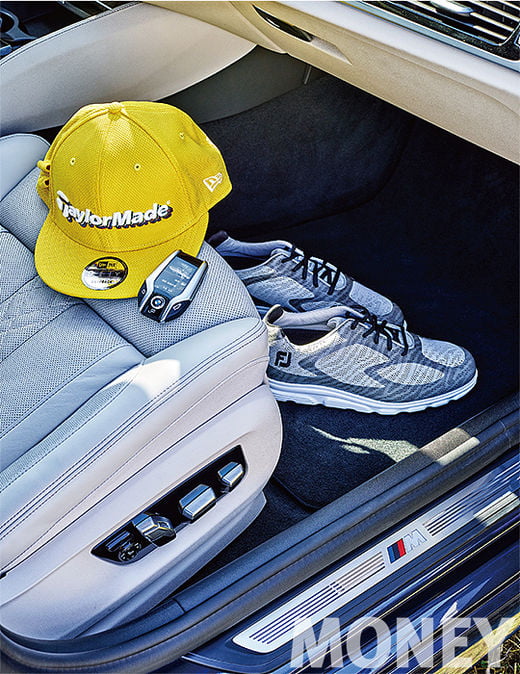 모자 브랜드 뉴에라와의 협업으로 탄생한 노란색 스냅백 테일러메이드 메시 소재를 사용해 통기성이 우수한 회색 골프화 FJ