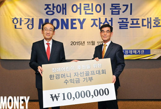 이희주 한국경제매거진 대표(왼쪽)가 김영록 파라다이스복지재단 사무국장에게 기부금을 전달하고 있다.