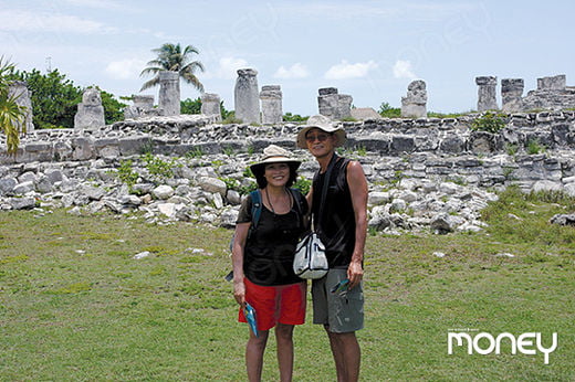 멕시코 칸쿤의 마야 유적 앞에서 아내와 함께.