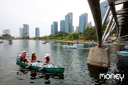 송도국제도시의 랜드마크인 센트럴 파크. 해수로에서는 다양한 수상레저 활동을 즐길 수 있다.