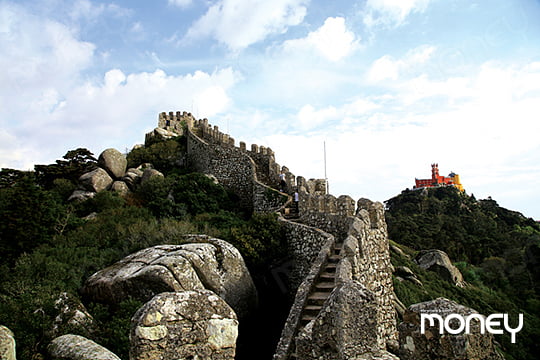 무어 성에 오르면 페나 성과 신트라 왕궁이 보인다.