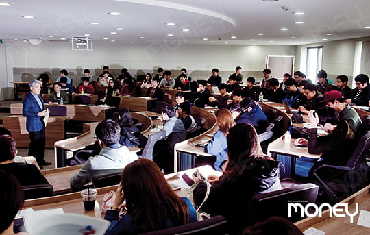 김종식 교수는 CEO지식나눔에서 한양대 경영대학 학생들을 대상으로 CEO 특강을 진행한다. 지난 4월 15일 한양대에서 학생들 앞에 선 김 교수의 모습.