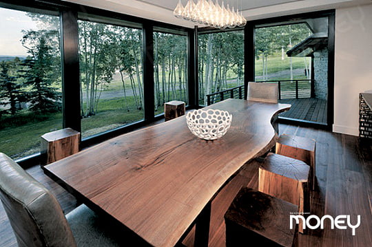 원목 떡판을 그대로 잘라 활용한 큰 테이블과 나이테까지 보이는 스툴을 이용해 공간에 자연스러움을 더했다.
