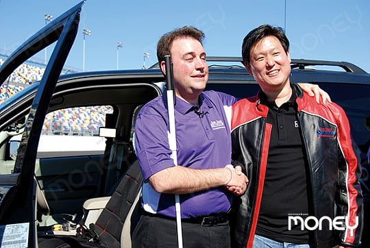 세계 최초 시각장애인용 자동차 데이비드. 2011년 미국 플로리다주 데이토나 국제 자동차 경기장에서 운전자 마크 리코보노(왼쪽)의 시운전으로 데니스 홍의 도전이 성공했음을 입증했다.