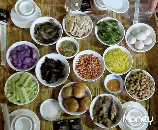 하니족 마을에서의 저녁 식사(사진 중국국가여유국 제공).