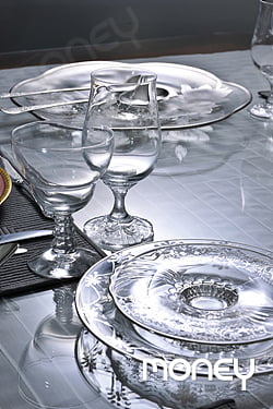 아름다운 곡선의 아르누보 에칭 와인 잔과 아르데코 물컵, 아르누보 시대의 실버 오버레이 크리스털 센터피스.