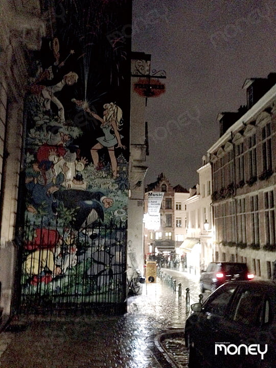 ‘코믹의 도시’답게 브뤼셀 곳곳에서는 만화 캐릭터를 담은 벽화를 쉽게 만날 수 있다.