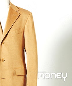 전통적인 디자인을 보여주는 카멜 색 싱글 체스터필드 코트
