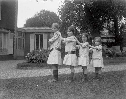 에밀 모리스 에르메스의 둘째 딸인 자클린(왼쪽에서 두 번째)이 에르메스의 첫 번째 손목시계 포르트 오이뇽을 착용하고 있다(1912년).
