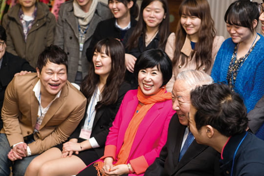 송원김영환장학재단 30주년 기념 가족 모임에 참석한 김해련 회장(왼쪽에서 세 번째)과 창업주 고 김영환 회장(오른쪽에서 두 번째).
