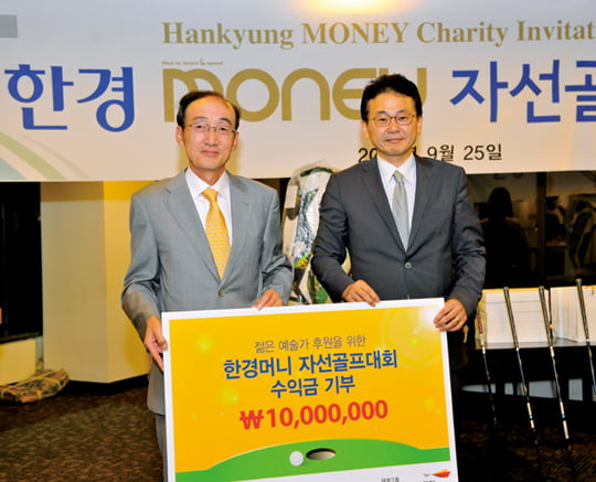 한국경제매거진 이희주 대표(왼쪽)가 선화예술문화재단 측 이승현 이사에게 기부금을 전달하는 모습.