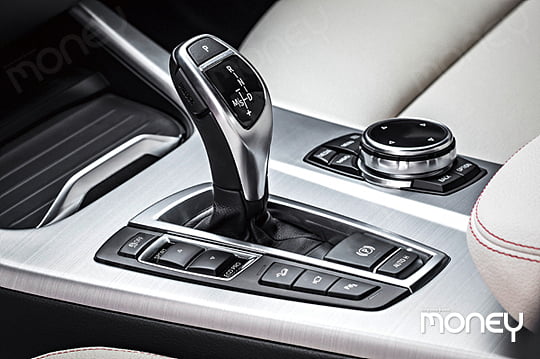 BMW 뉴 X4의 모든 엔진에는 최신 BMW 이피션트 다이내믹스 기술이 적용돼 EU6의 배기가스 기준을 만족시키며 탁월한 효율성을 선보인다.