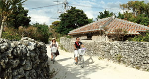 자전거를 타고 다케토미 섬을 돌아볼 수 있다.