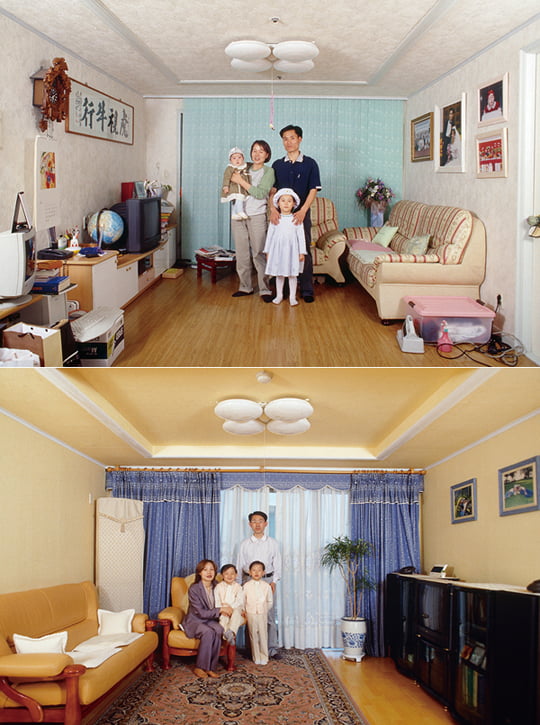 서울 동부에 위치한 임대아파트 상록타워 주민 32가구의 가족사진으로 구성된 ‘상록타워’ 연작.