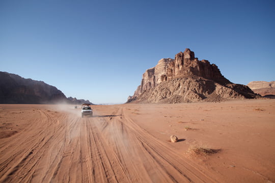 와디 럼. 온통 붉은색으로 가득한 사막을 사륜구동 차를 타고 달린다.