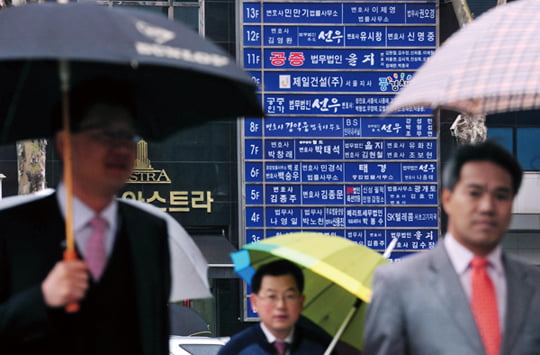 서울시 개업 변호사 1만 명 시대. 중·소형 로펌의 전문화는 피할 수 없는 과제다.