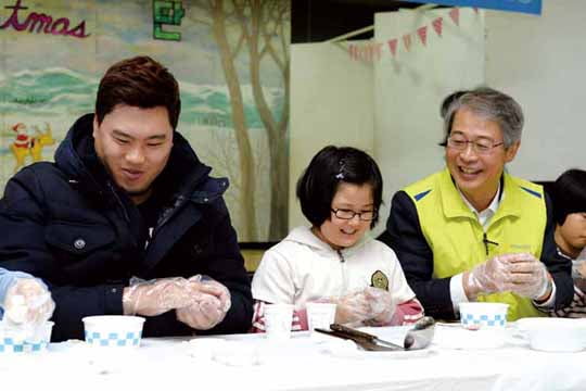 NH농협금융지주 임종룡 회장과 류현진 선수가 서울시 꿈나무마을 어린이들과 함께 동지를 맞아 팥죽을 만들어 먹으며 즐거운 시간을 보내고 있다.