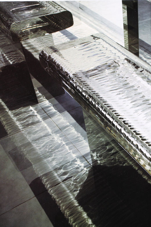 ‘워터폴’, 광학 유리 테이블(일부), 2005년