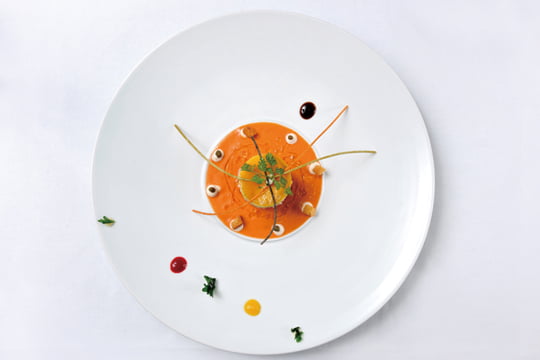 독특한 데커레이션이 돋보이는 전채요리 토마토 가스파초 수프.