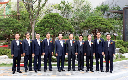 지난 7월 신한데이터센터 준공식에 신한금융그룹 계열사 CEO들이 한자리에 모였다.