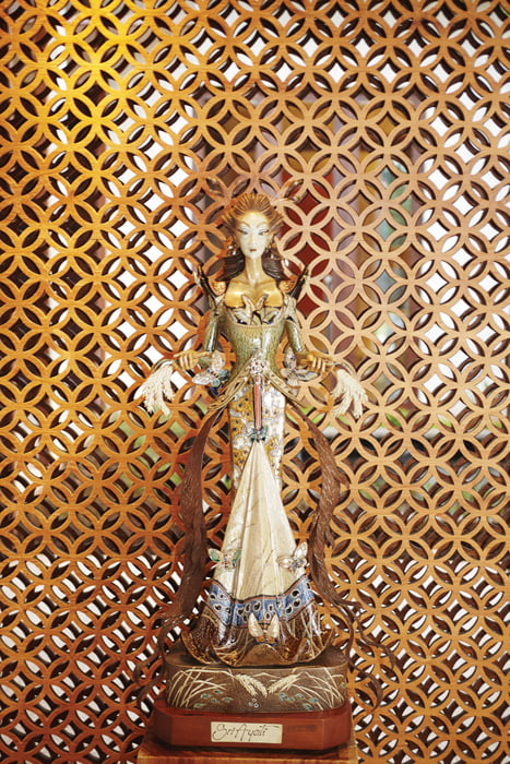 저택 입구에 위치한 조각상은 번영의 여신. 인도네시아 세라믹 아티스트 F. 위다잔토의 작품이다.