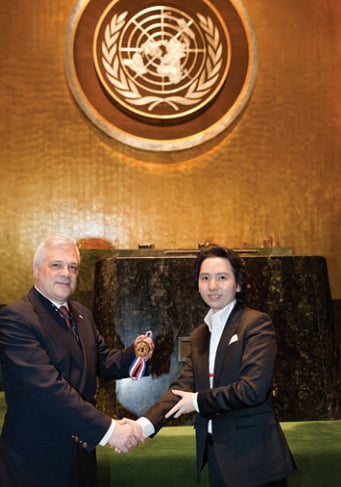 2010년 임형주는 역대 최연소, 한국인 최초로 유엔평화메달을 수상하며 또 하나의 역사를 썼다.