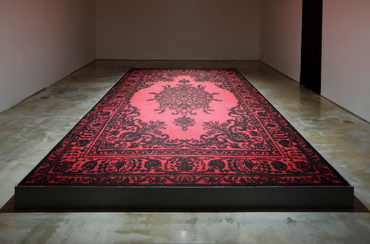 ‘Hair on the Carpet’, 2013년, 머리카락·붉은색 카펫, 300×700cm