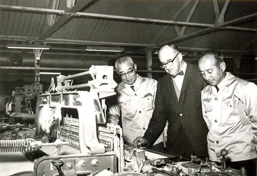 1970년대 초 고 김각중 회장(오른쪽 끝)이 경방 공장을 시찰하고 있는 모습.