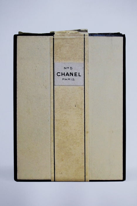 샤넬 넘버 5 향수병 케이스, 1921년, 카드보드, 8×4.7×10.5cm, 샤넬 컬렉션, 파리.