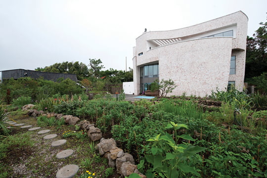 왈종미술관 외관. 앞으로는 제주 특유의 밭을 그대로 축소한 텃밭이 있다.