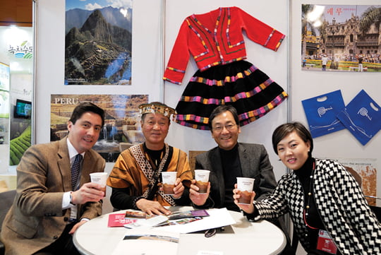 커피브랜드 ‘찬차마요’ 론칭을 계기로 한국을 찾은 정흥원 찬차마요시장(왼쪽에서 두번째)과 이영덕 대표(오른쪽에서 두번째).