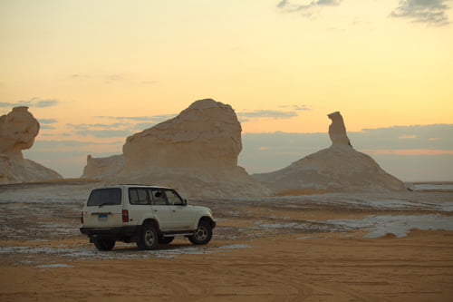 사륜구동 차를 타고 즐기는 백사막 사파리.