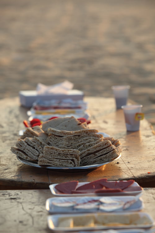 사막에서 먹는 베두인족 식의 아침.