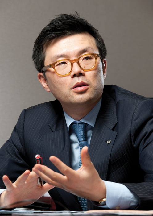 저성장, 환율, 저금리 등 여러 변수를 고려해 주식, 채권 등 다양한 자산에 분산투자를 해야 안정적인 ‘알파 수익’을 기대할 수 있다.