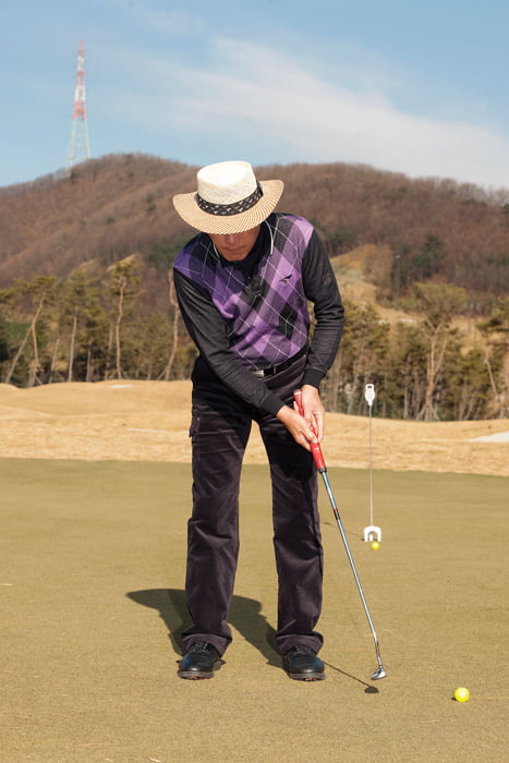 [GOLF LESSON] 퍼팅하기, 머리 흔들림 없고 팔 삼각형 모양 유지한 채 스트로크해야