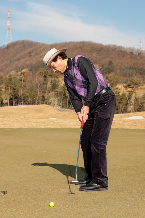 [GOLF LESSON] 퍼팅하기, 머리 흔들림 없고 팔 삼각형 모양 유지한 채 스트로크해야