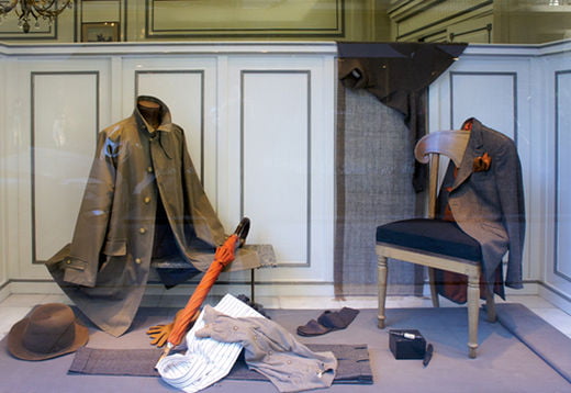 아르니스는 앵발리드의 군사 박물관에서나 볼 법한 옷들을 현대적으로 재해석한 웨어러블한 프렌치 시티 웨어다.