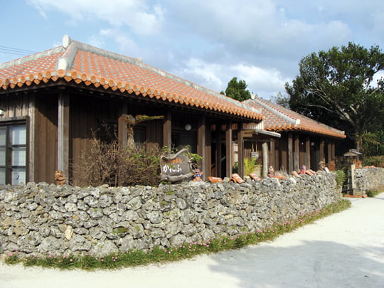 다케토미섬의 전통 가옥.