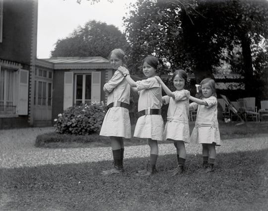 왼쪽부터 이본느, 재클린, 시몬느, 그리고 알린느 에르메스, 1912년.