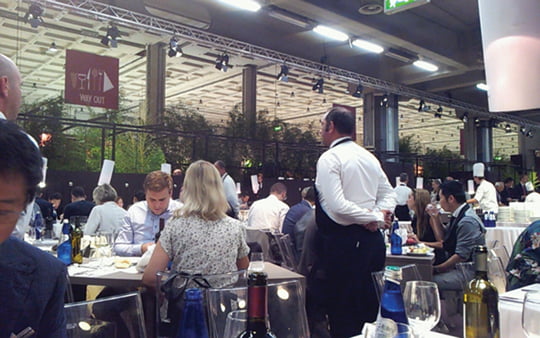 밀라노 우니카 기간 동안 참석하는 패션 전문인들은 무료로 제공되는 식사를 즐길 수 있다.