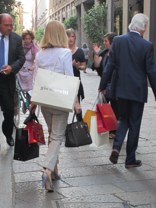 쇼핑을 즐기는 밀라노 사람들.