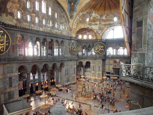 이스탄불에 있는 비잔틴 건축의 대표적 성당인 아야소피아. 현란한 모자이크로 관광객들의 발길이 끊이지 않는다.