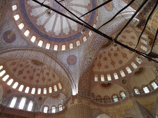 술탄 아흐메드 모스크(Sultan Ahmed Mosque). 터키를 대표하는 사원으로 내부가 파란색과 녹색의 타일로 장식돼 있기 때문에 ‘블루모스크’라는 이름으로 더 유명하다. 오스만투르크 제국의 제14대 술탄 아흐메드 1세가 1609년에 짓기 시작해 1616년에 완공했다.