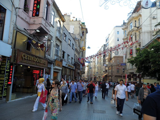 이스탄불 이스티그랄 거리. 사람들의 발걸음이 활기차다.