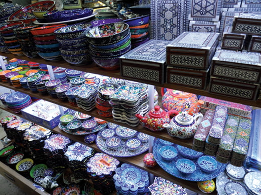 이스탄불에서 가장 큰 중앙시장 격인 그랜드 바자르. 양탄자, 그릇, 다양한 액세서리 상품이 즐비하다.