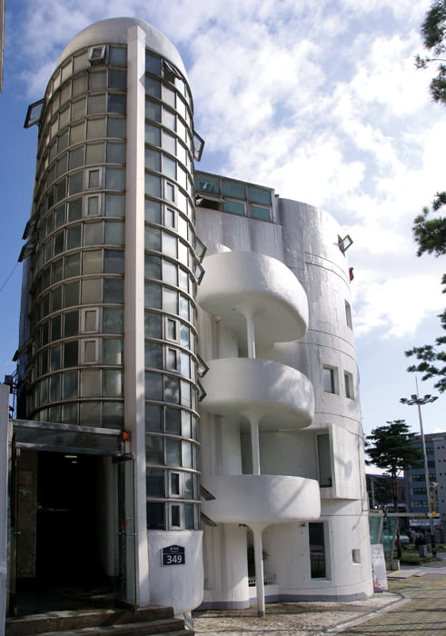 한국 현대건축을 가장 한국적으로 승화시킨 건축가 김중업