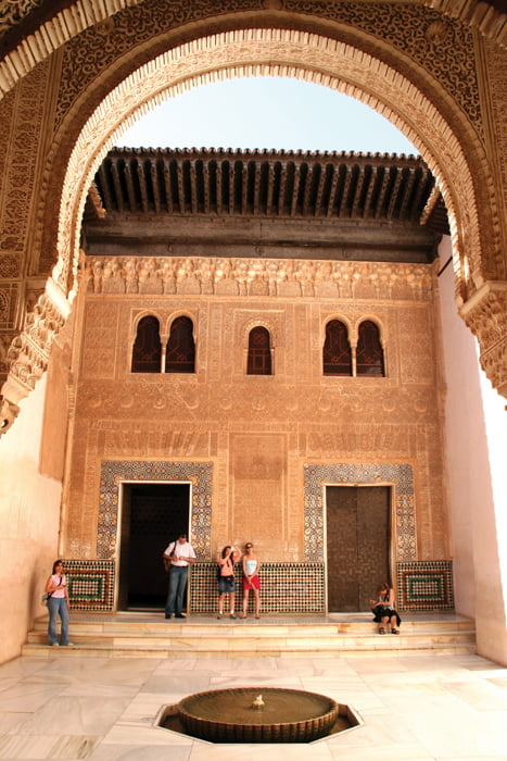 입구의 아치뿐 아니라 건물의 외벽을 빈틈없이 메운 아라베스크의 향연. 우상 숭배를 금한 이슬람의 율법은 인류에게 새로운 아름다움을 선사했다.