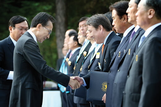 김 대표는 중소기업을 육성한 공로로 지난 2008년 국무총리 표창을 받기도 했다.