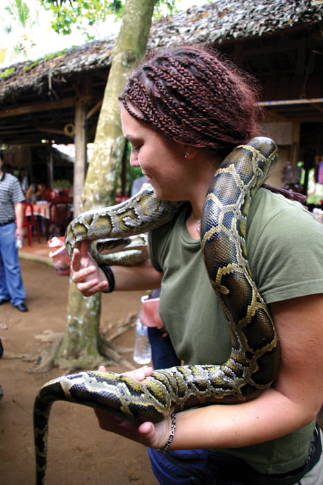 코코넛 캔디 공장에서 커다란 뱀과 함께 포토 타임. 달콤한 캔디와는 별 상관 없어 보이는 뱀은 관광객을 위한 배려다. 뱀과의 사진은 아열대우림을 방문한 확실한 인증샷이 된다.